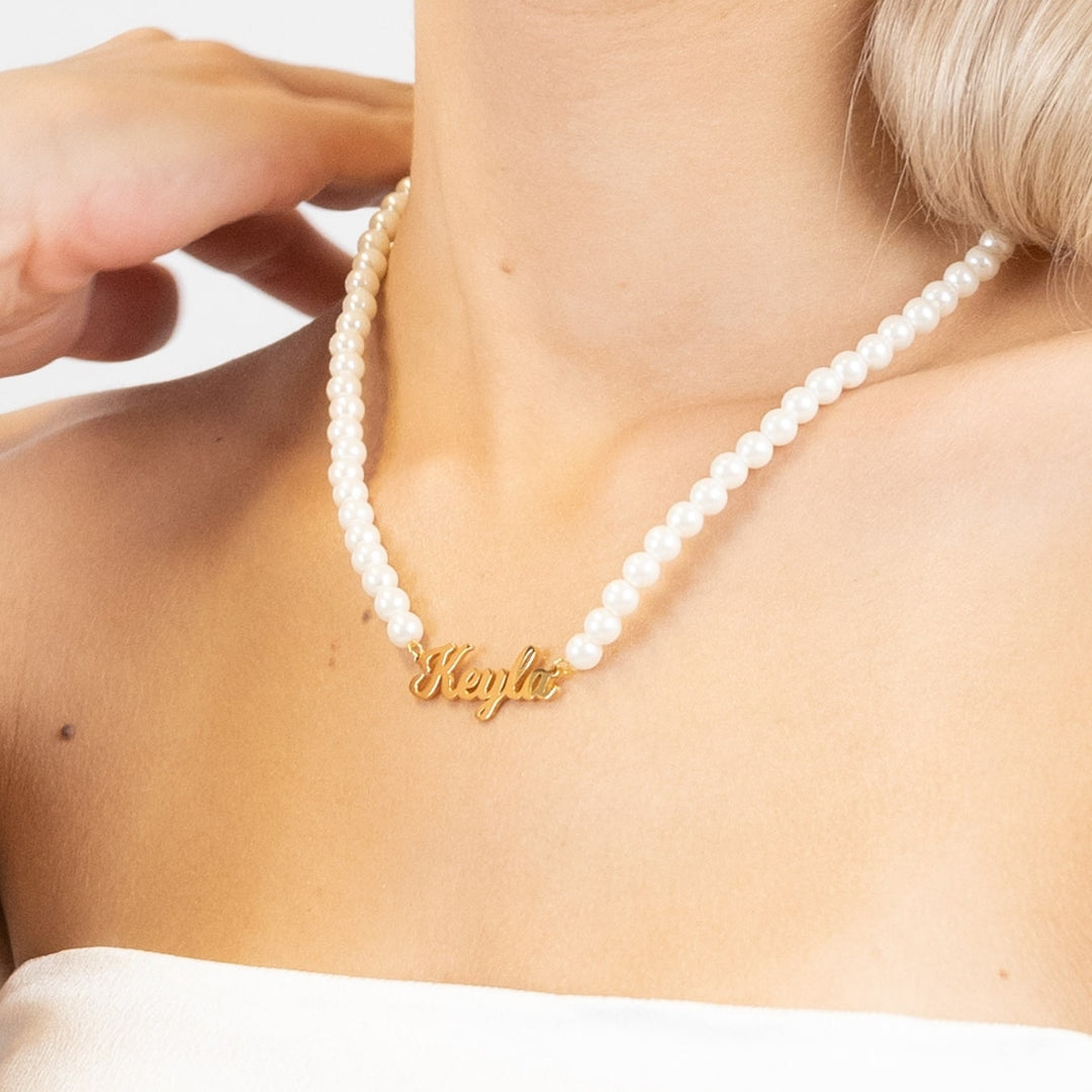 Elegantný náhrdelník s perlovým písmom